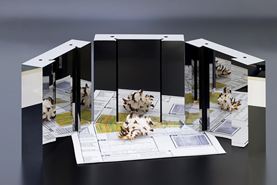 Ultra-Mirror Surface Grinding of Mold Plates