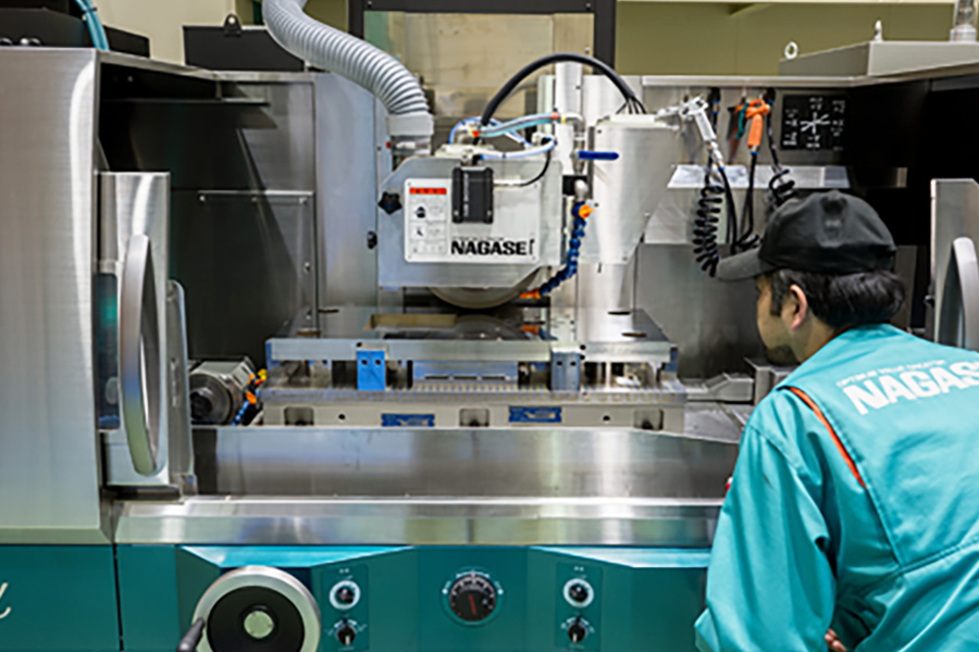 Ultra-Mirror Surface Grinding from Middle to Large Mold Plates