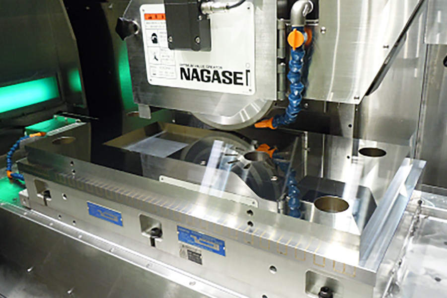 Flatness Grinding of Middle～Large Die Plate（SKD-11)